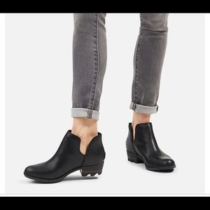 Sorel Lolla II cut out booties